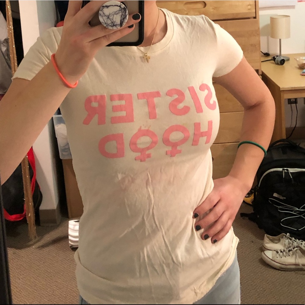 Super chic Sisterhood tee